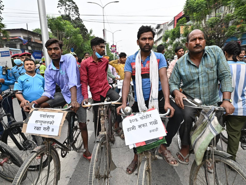 काठमाडाैंमा साइकल र्‍याली, कवाड संकलकदेखि मेयर बालेनसम्म सहभागी (तस्वीरहरू)